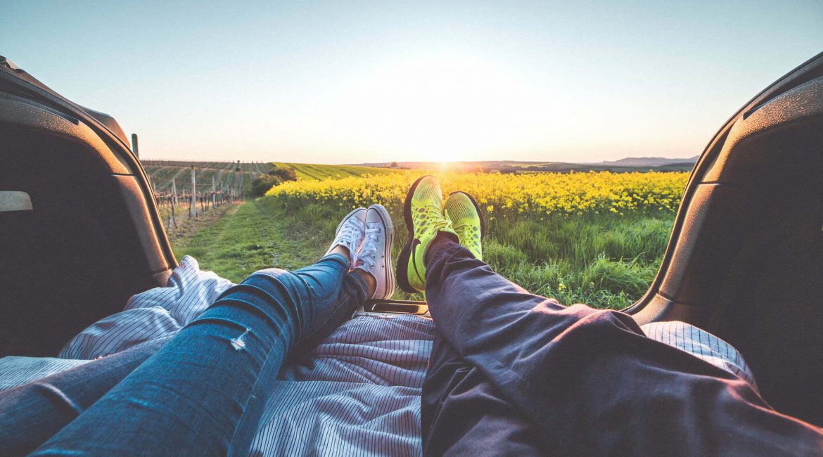 Pareja tomando el sol
