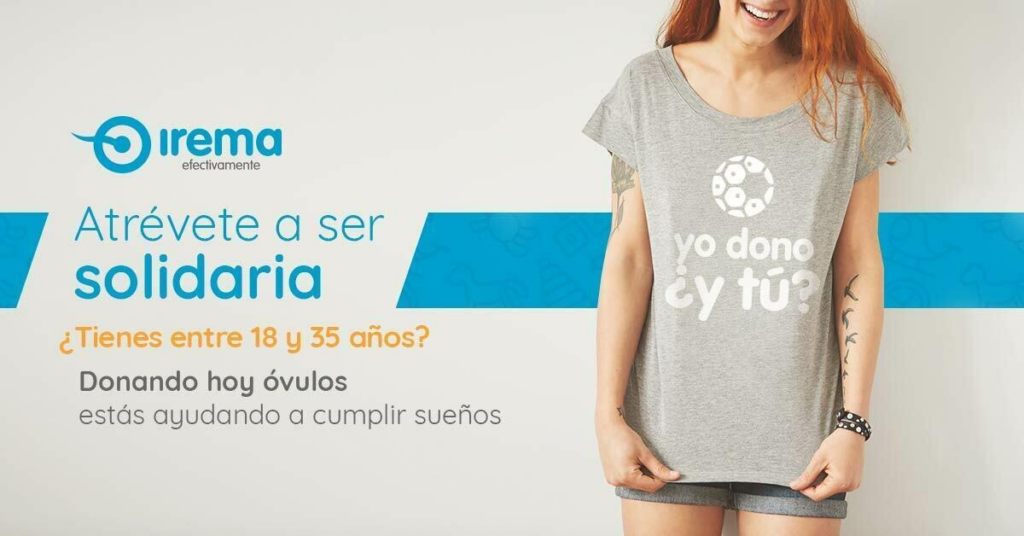 Donación de óvulos 1 - Irema Campaña de donación de óvulos de clínica IREMA con mujer joven vistiendo camiseta de Yo dono ¿y tú?