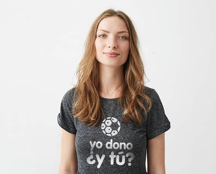 Donación de óvulos 2 - Irema Donante de óvulos joven sonriendo con camiseta gris con el lema Yo dono ¿y tú?